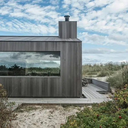 Architect-designed Gem On The Beachfront In Vakantiehuis